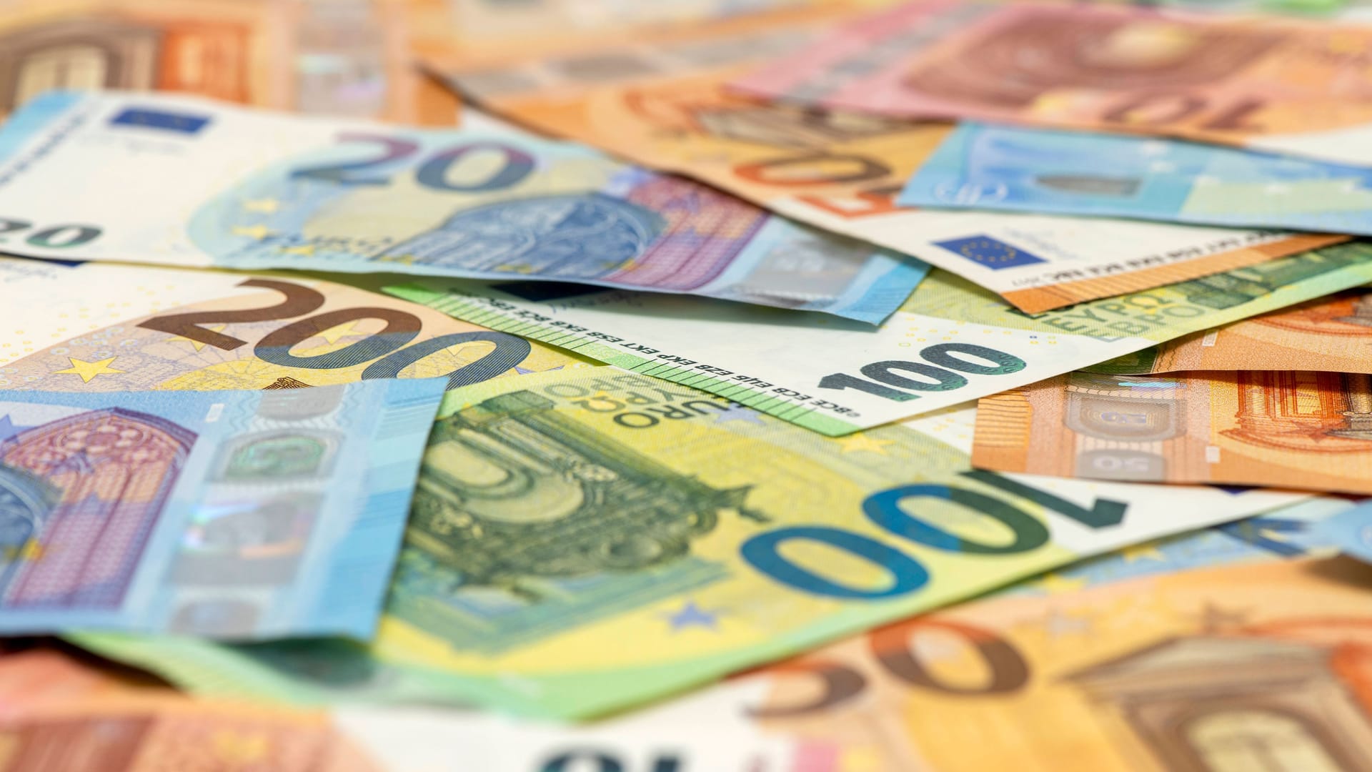 Euro-Banknoten: Banken bieten häufig Sonderzinsen für Tagesgeld an. Euro-Banknoten: Banken bieten häufig Sonderzinsen für Tagesgeld an.