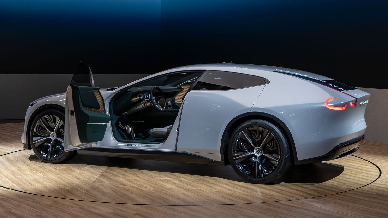 Mazda Vision X-Coupe: Das über fünf Meter lange Konzeptfahrzeug kombiniert einen Kreiskolbenmotor mit Elektropower. Mazda Vision X-Coupe: Das über fünf Meter lange Konzeptfahrzeug kombiniert einen Kreiskolbenmotor mit Elektropower.