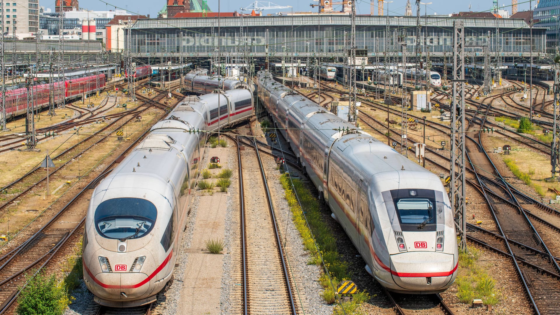 Zwei ICE-Züge bei der Abfahrt vom Münchner Hauptbahnhof (Archivbild): Der neue Fahrplan tritt am 14. Dezember in Kraft.