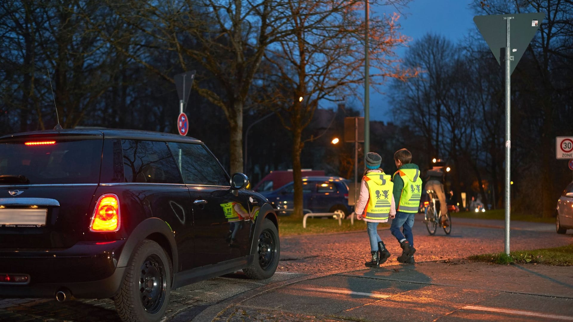 Kinder mit Warnwesten im Straßenverkehr Kinder mit Warnwesten im Straßenverkehr