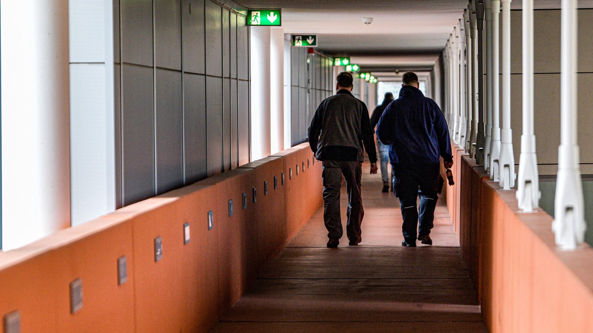 Justizvollzugsanstalt Heidering (Archivbild): Drei Männer sind nach Brandstiftungen in Berlin und Brandenburg angeklagt.