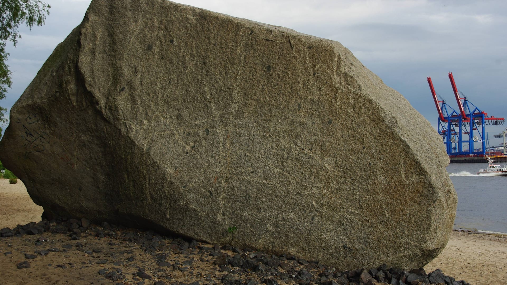 Der Findling "Alter Schwede" am Strand von Övelgönne (Archivbild): Der Stein ist 217 Tonnen schwer. Der Findling "Alter Schwede" am Strand von Övelgönne (Archivbild): Der Stein ist 217 Tonnen schwer.