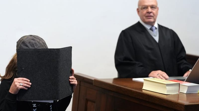 Die Angeklagte im Gerichtssaal neben ihrem Verteidiger: Sie soll als Schiffsführerin einen Schiffsunfall verursacht haben, bei dem mehrere Passagiere verletzt wurden.