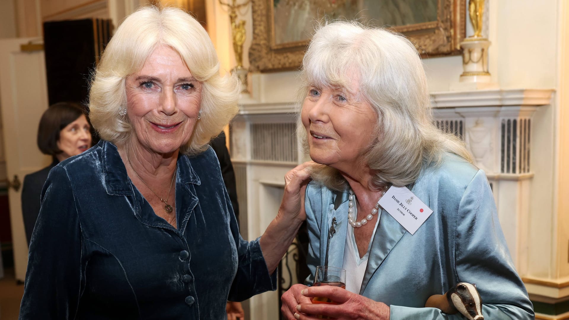 Königin Camilla und Jilly Cooper: Die Frauen waren privat miteinander verbunden. Königin Camilla und Jilly Cooper: Die Frauen waren privat miteinander verbunden.