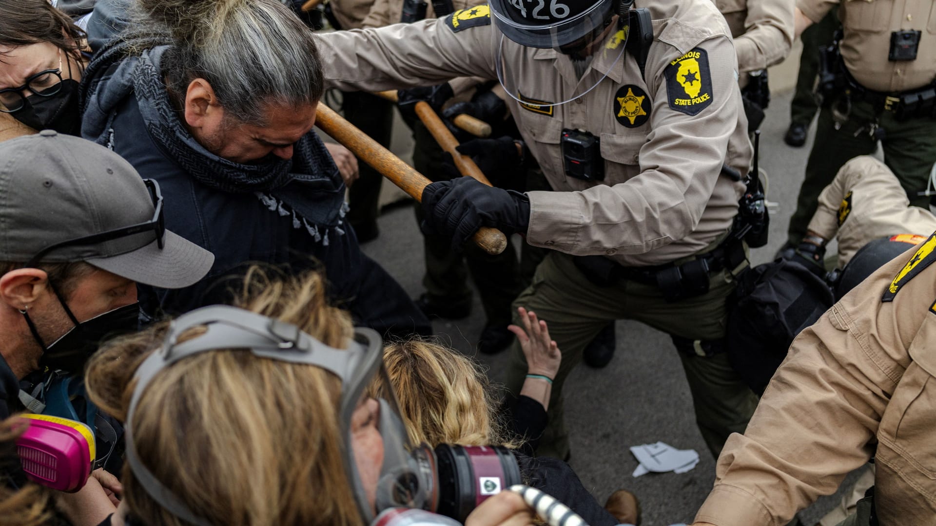 Polizisten gehen in Chicago gegen Demonstranten vor einem Gebäude der Abschiebebehörde ICE vor (Archivbild).