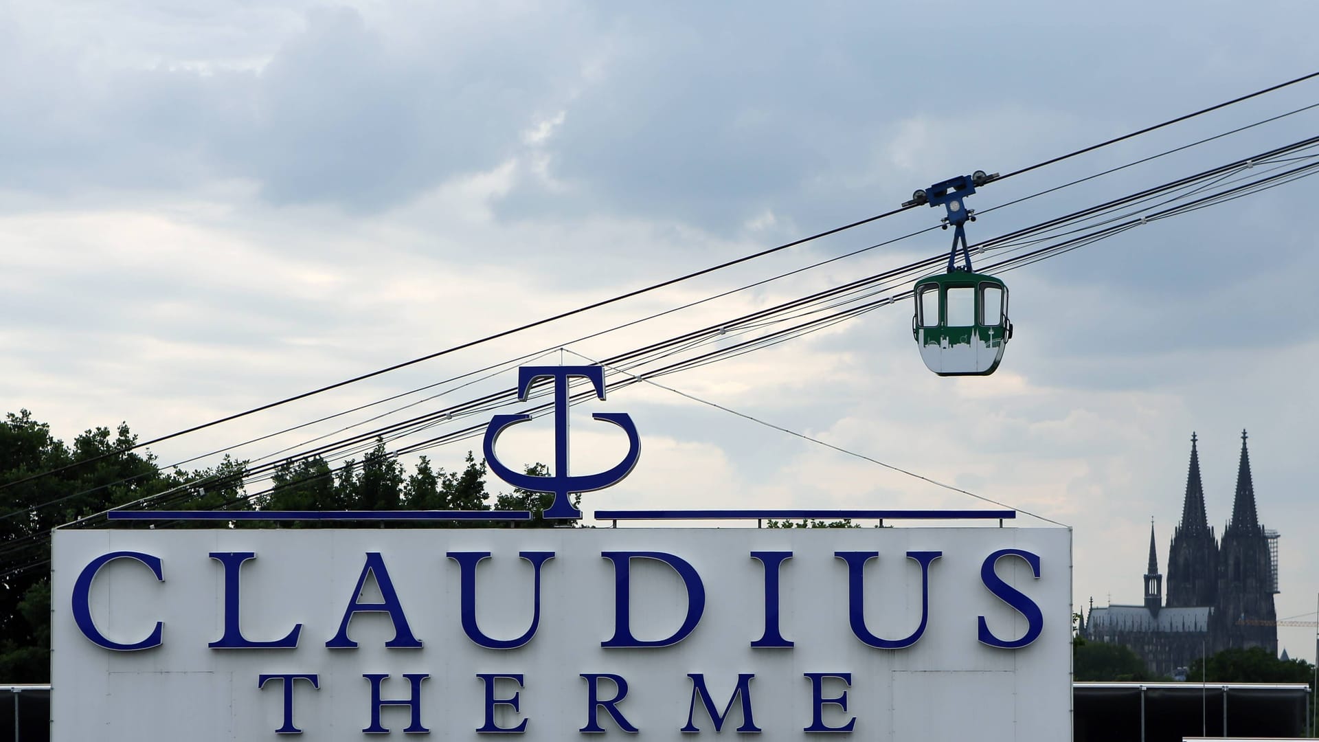 Die Claudius-Therme und die Kölner Seilbahn: Beide bieten einen exklusiven Blick auf den Kölner Dom. Die Claudius-Therme und die Kölner Seilbahn: Beide bieten einen exklusiven Blick auf den Kölner Dom.