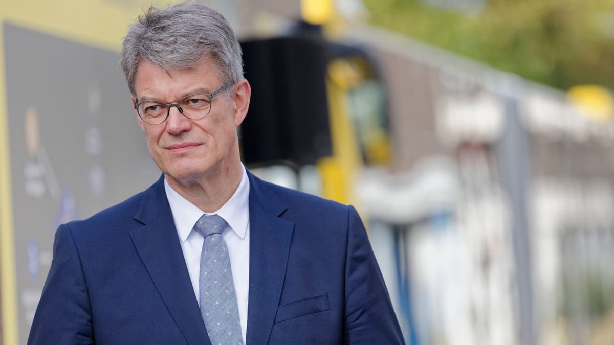 Minister Schnieder zurück im Dienst nach Kreislaufkollaps bei Klausur