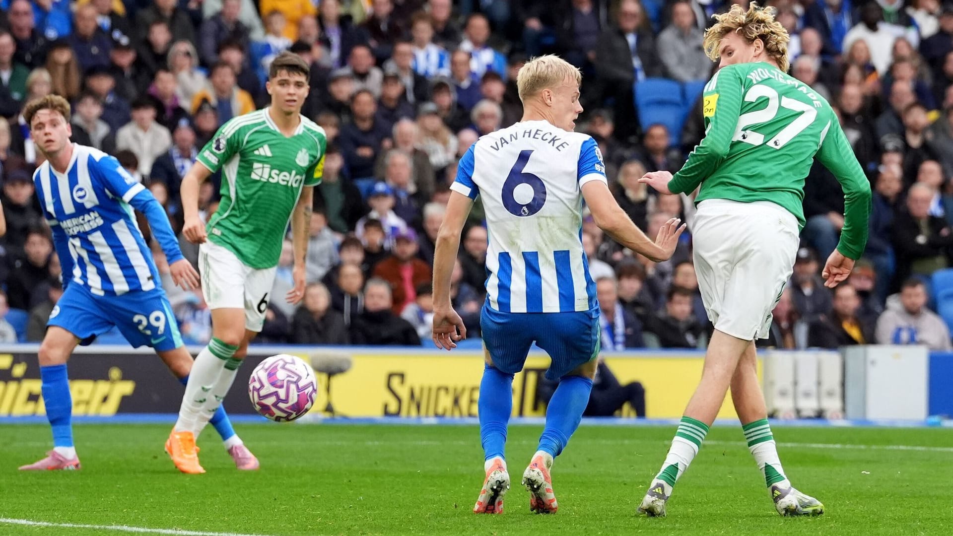 Perfekt getroffen: Nick Woltemade (r.) erzielt per Hackentrick das zwischenzeitliche 1:1 für Newcastle in Brighton. Perfekt getroffen: Nick Woltemade (r.) erzielt per Hackentrick das zwischenzeitliche 1:1 für Newcastle in Brighton.
