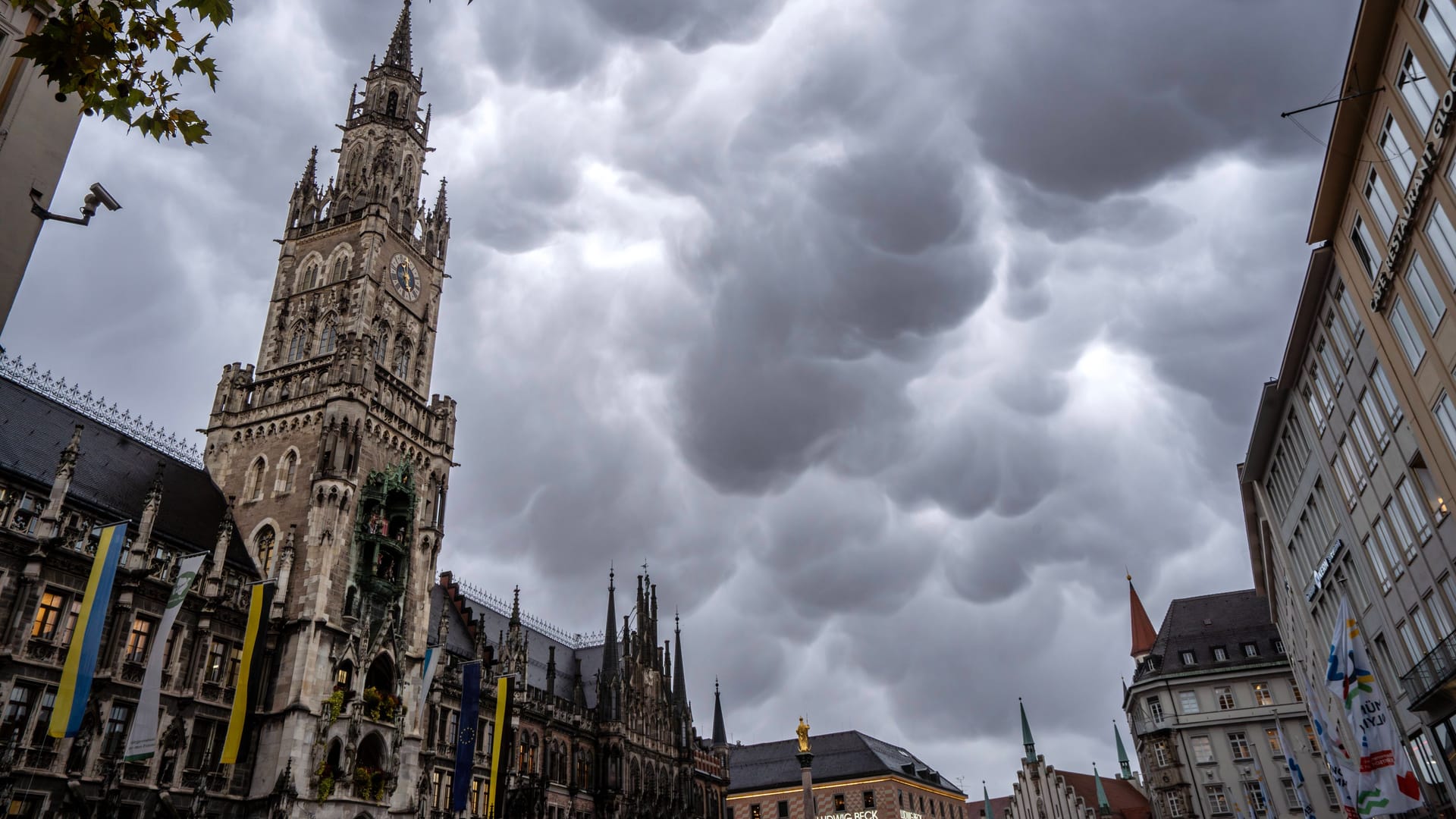 Dunkle Wolken über dem Münchner Rathaus (Archivbild): Dunkle Wolken über dem Münchner Rathaus (Archivbild):