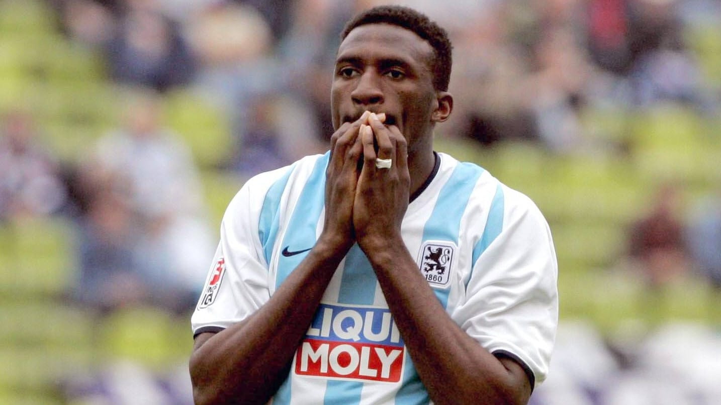 Historischer Moment im Mai 2005: Francis Kioyo hat gerade den letztlich kostspieligen Elfmeter gegen Hertha BSC verschossen. Historischer Moment im Mai 2005: Francis Kioyo hat gerade den letztlich kostspieligen Elfmeter gegen Hertha BSC verschossen.