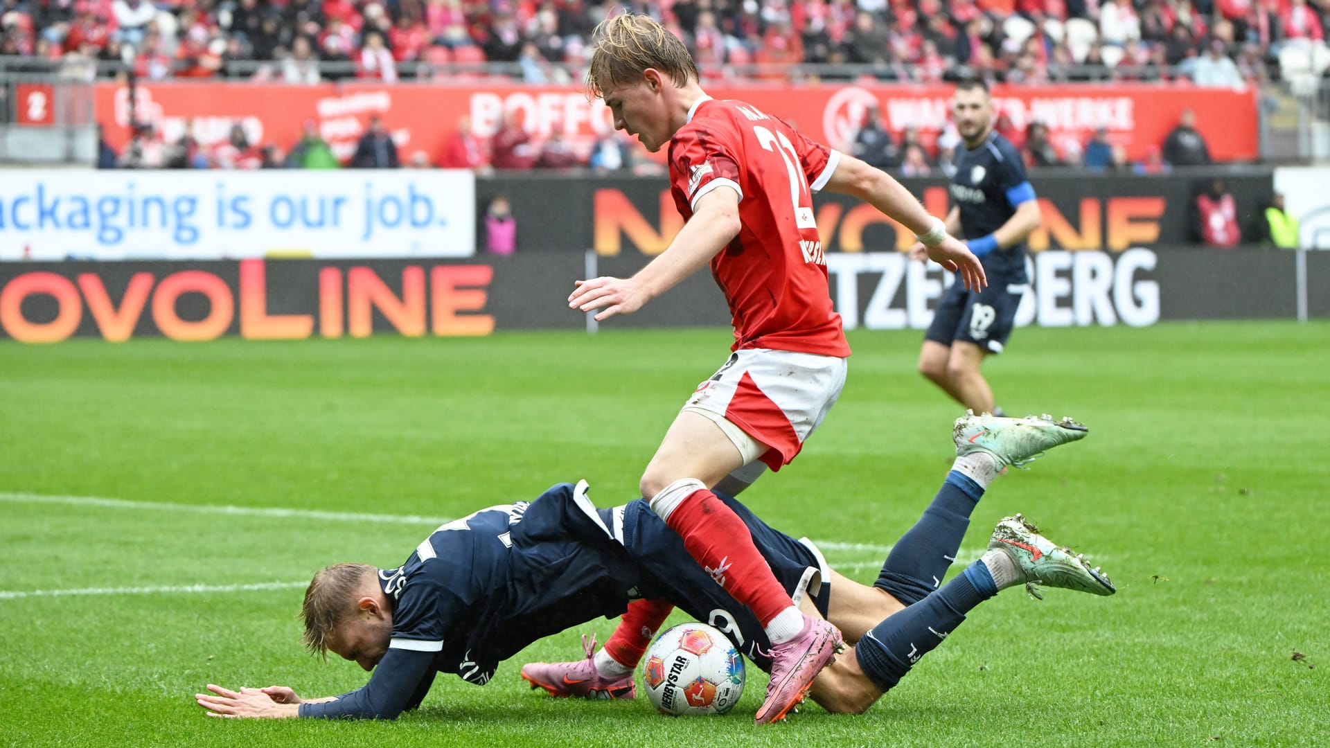 Ins Stolpern geraten: Bochums Bero (am Boden) gegen Lauterns Haas. Ins Stolpern geraten: Bochums Bero (am Boden) gegen Lauterns Haas.