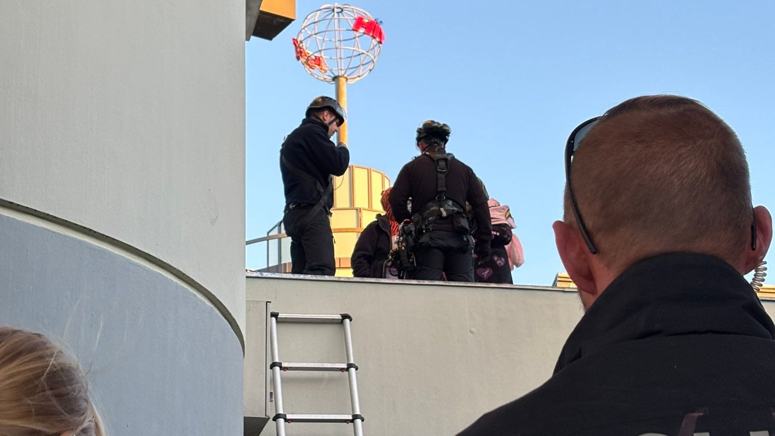 Die Höhenretter am Bierpinsel im Einsatz: Die Polizei hat mit der Räumung des besetzten Gebäudes begonnen. Die Höhenretter am Bierpinsel im Einsatz: Die Polizei hat mit der Räumung des besetzten Gebäudes begonnen.