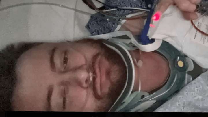 Mitchell Deakin liegt im Krankenhaus. Er hat einen Absturz bei einem Fallschirmsprung in Nevada überlebt.