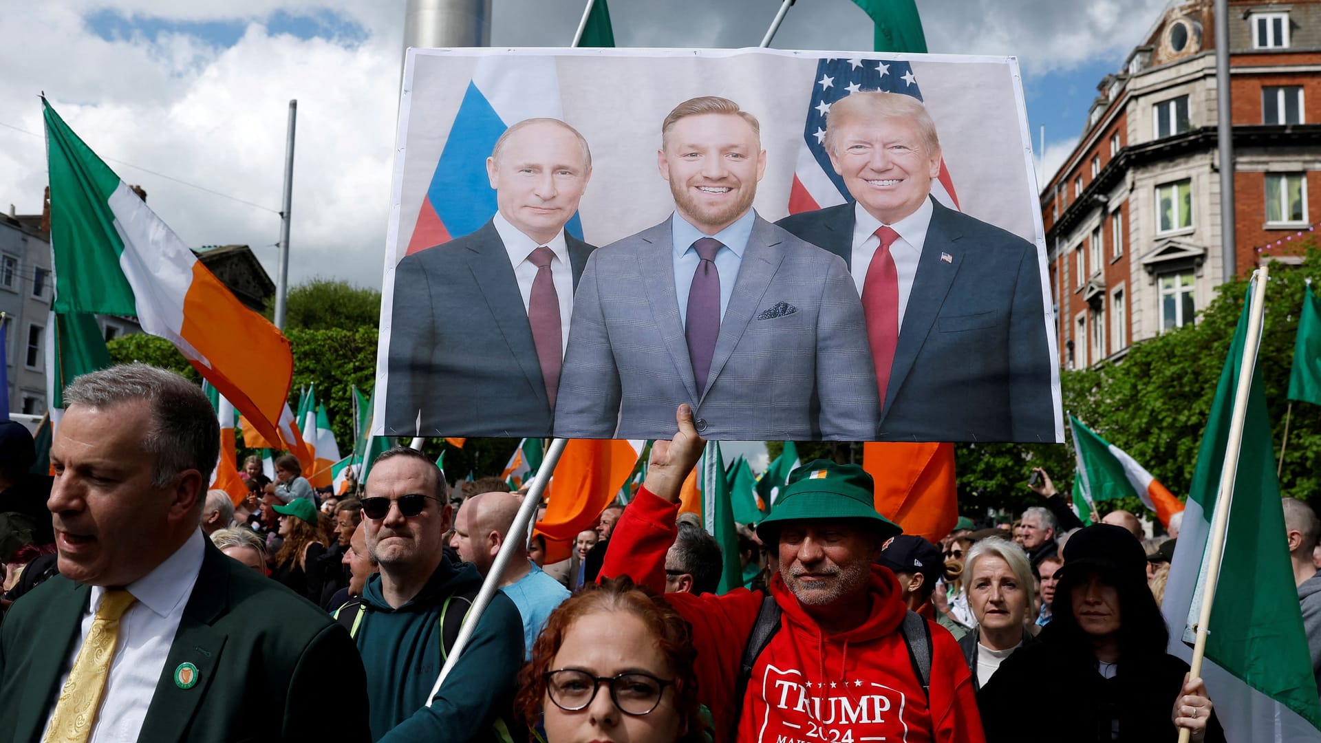 Fragwürdige Gesellschaft: McGregor auf dem Poster eines Anti-Einwanderungs-Demonstranten.