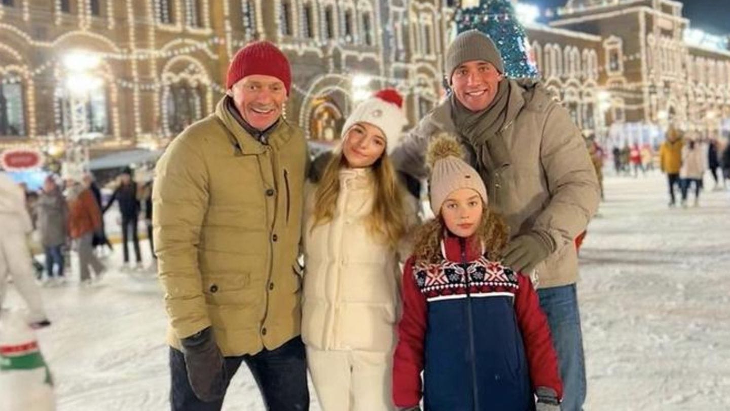 Dmitri Peskow (l.) mit seinen Kindern Lisa Peskowa (M.) und Nikolai Peskow (r.) auf dem Roten Platz in Moskau. Dmitri Peskow (l.) mit seinen Kindern Lisa Peskowa (M.) und Nikolai Peskow (r.) auf dem Roten Platz in Moskau.