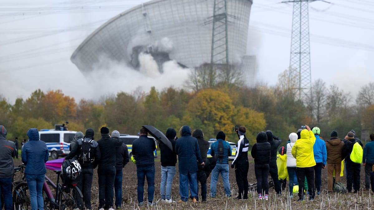 30.000 Menschen verfolgen Sprengung von AKW-Kühltürmen