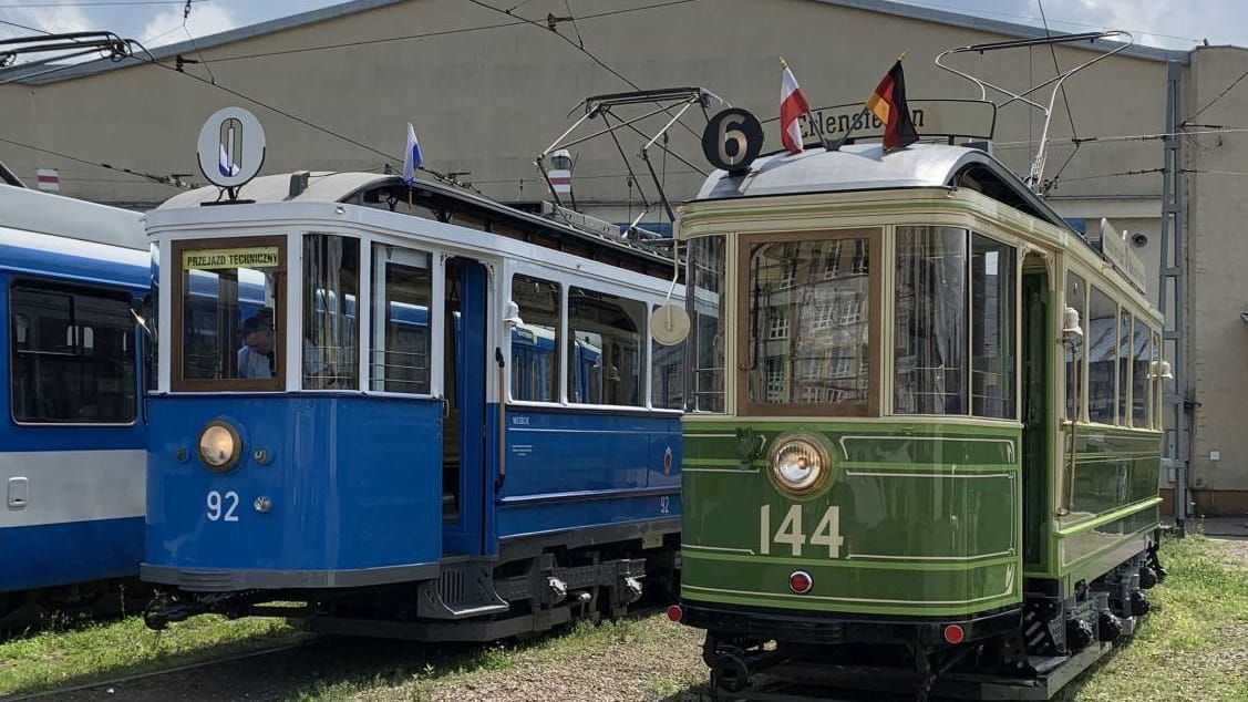 Beide historische Straßenbahnen: Das Modell wurde 1909 gebaut – die blaue Bahn fährt jetzt durch Krakau, die grüne zu besonderen Anlässen durch Nürnberg. Beide historische Straßenbahnen: Das Modell wurde 1909 gebaut – die blaue Bahn fährt jetzt durch Krakau, die grüne zu besonderen Anlässen durch Nürnberg.