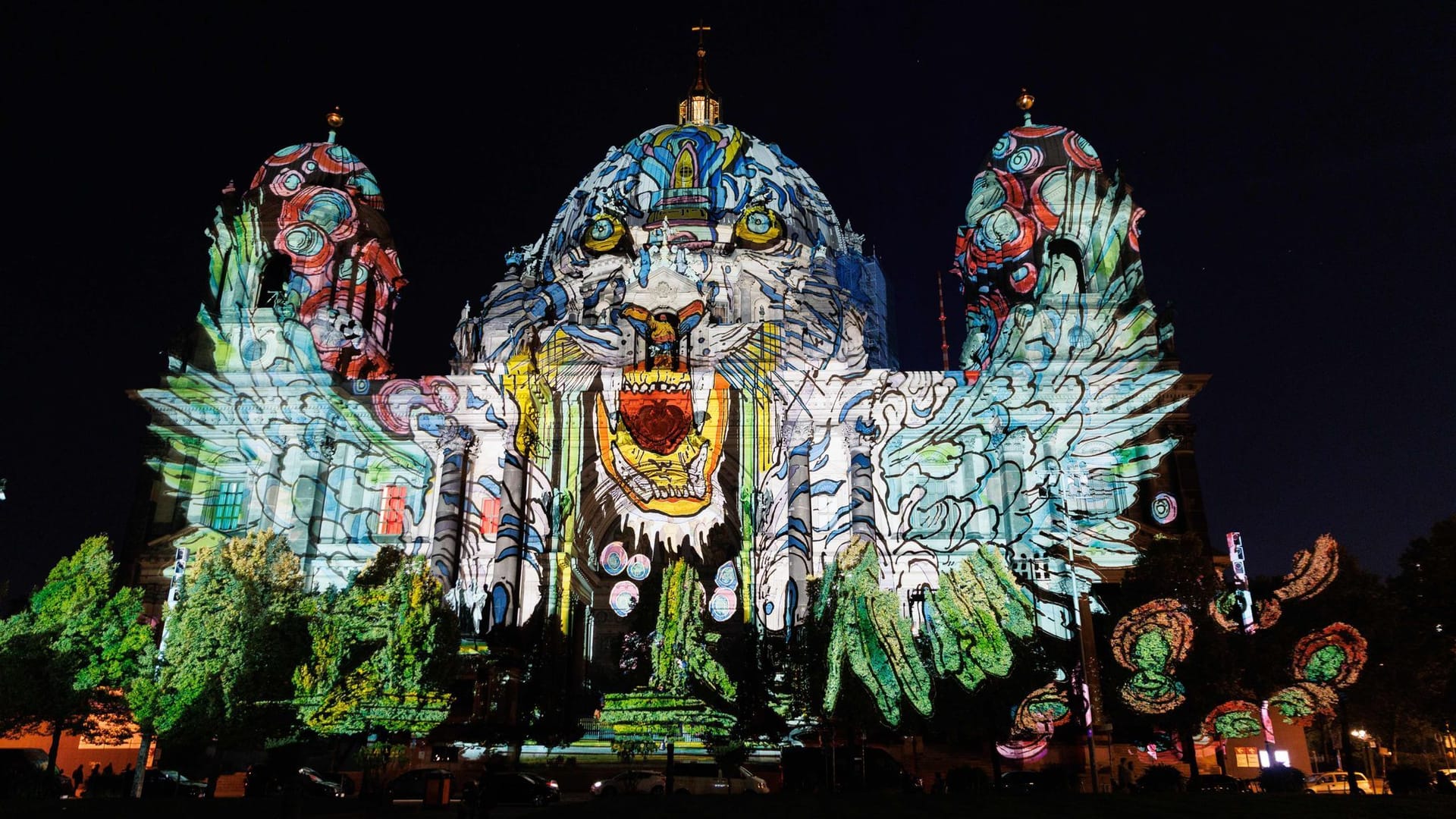 Der Berliner Dom wird während der Generalprobe für das 21. Festival of Lights Berlin angestrahlt: Das Motto in diesem Jahr lautet "Let's Shine Together". Der Berliner Dom wird während der Generalprobe für das 21. Festival of Lights Berlin angestrahlt: Das Motto in diesem Jahr lautet "Let's Shine Together".