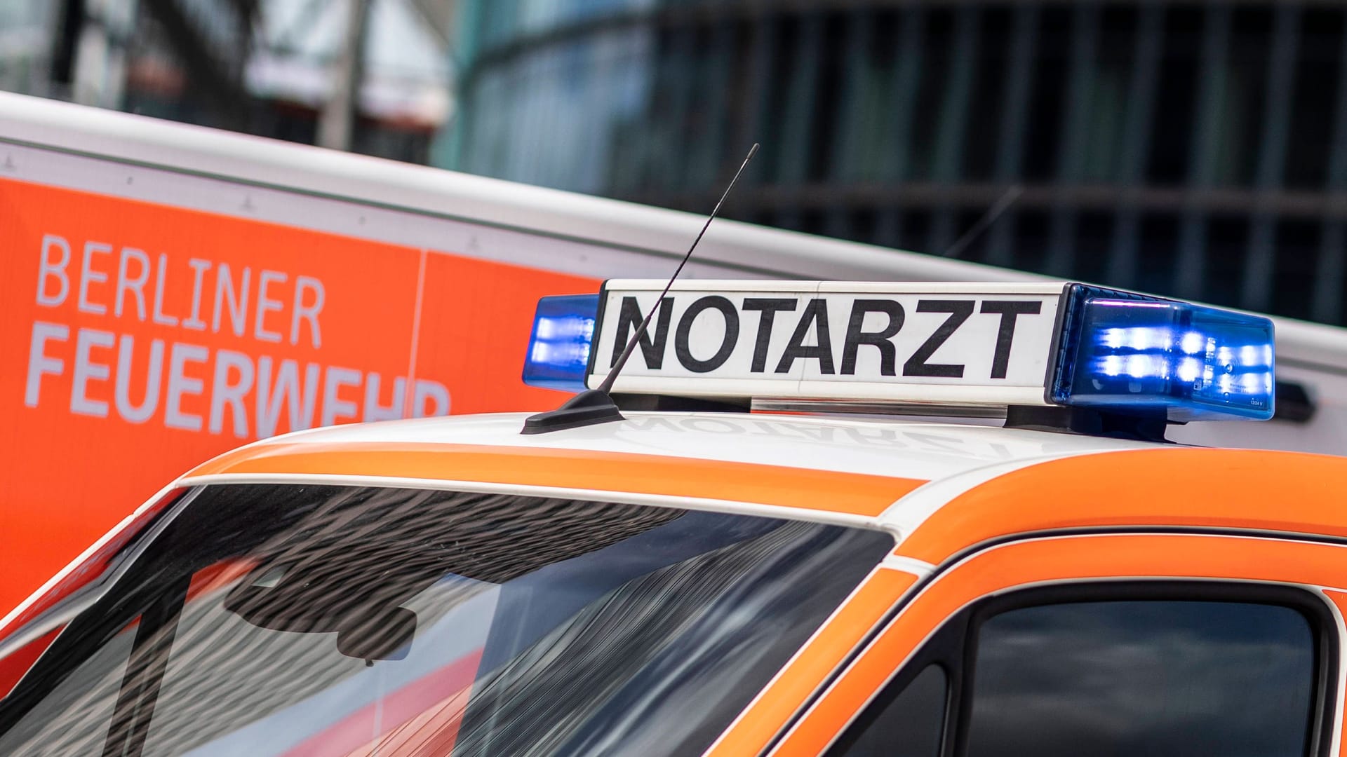 Notarzt und Rettungswagen (Symbolbild): Der Senior verstarb noch an der Unfallstelle. Notarzt und Rettungswagen (Symbolbild): Der Senior verstarb noch an der Unfallstelle.