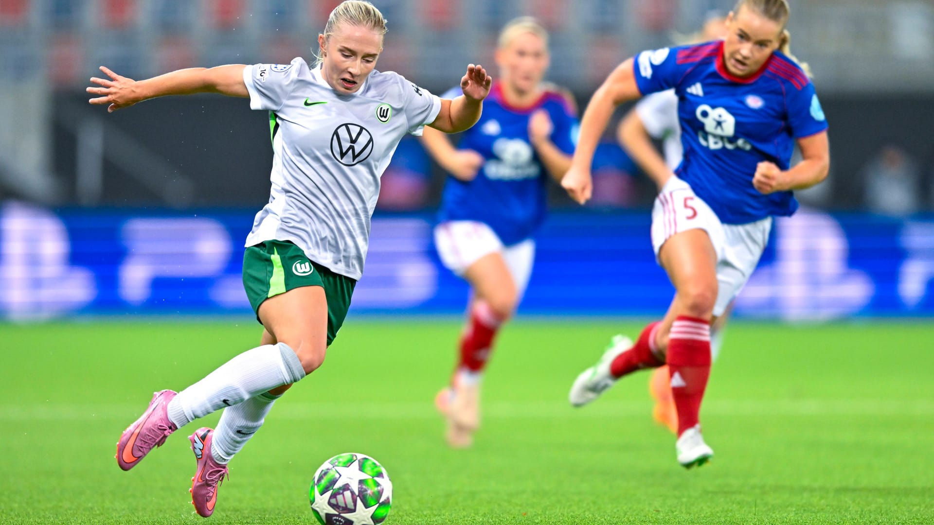 Wolfsburgs Thea Bjelde (li.) im Angriff gegen Oslo, Selma Pettersen kommt nicht hinterher. Wolfsburgs Thea Bjelde (li.) im Angriff gegen Oslo, Selma Pettersen kommt nicht hinterher.