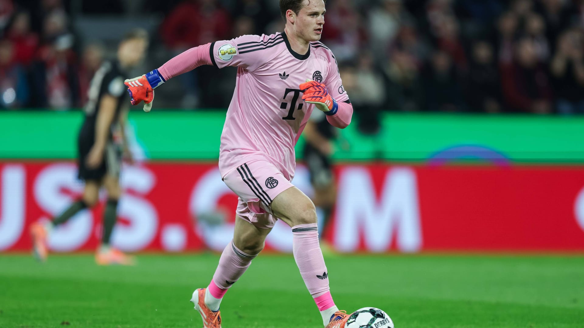 Jonas Urbig: Lenkte Jóhannessons Schuss noch über die Latte (12.). Aches Kopfball (19.) und Kamińskis Versuch (26.) wehrte er ebenfalls souverän ab. Beim 0:1 chancenlos. Auch bei Martels Versuch zur Stelle (56.). Klärte am Mittelkreis (60.). Kurz vor Schluss rettete der Pfosten für ihn (86.). Feierte eine starke Rückkehr nach Köln. Note 2 Jonas Urbig: Lenkte Jóhannessons Schuss noch über die Latte (12.). Aches Kopfball (19.) und Kamińskis Versuch (26.) wehrte er ebenfalls souverän ab. Beim 0:1 chancenlos. Auch bei Martels Versuch zur Stelle (56.). Klärte am Mittelkreis (60.). Kurz vor Schluss rettete der Pfosten für ihn (86.). Feierte eine starke Rückkehr nach Köln. Note 2