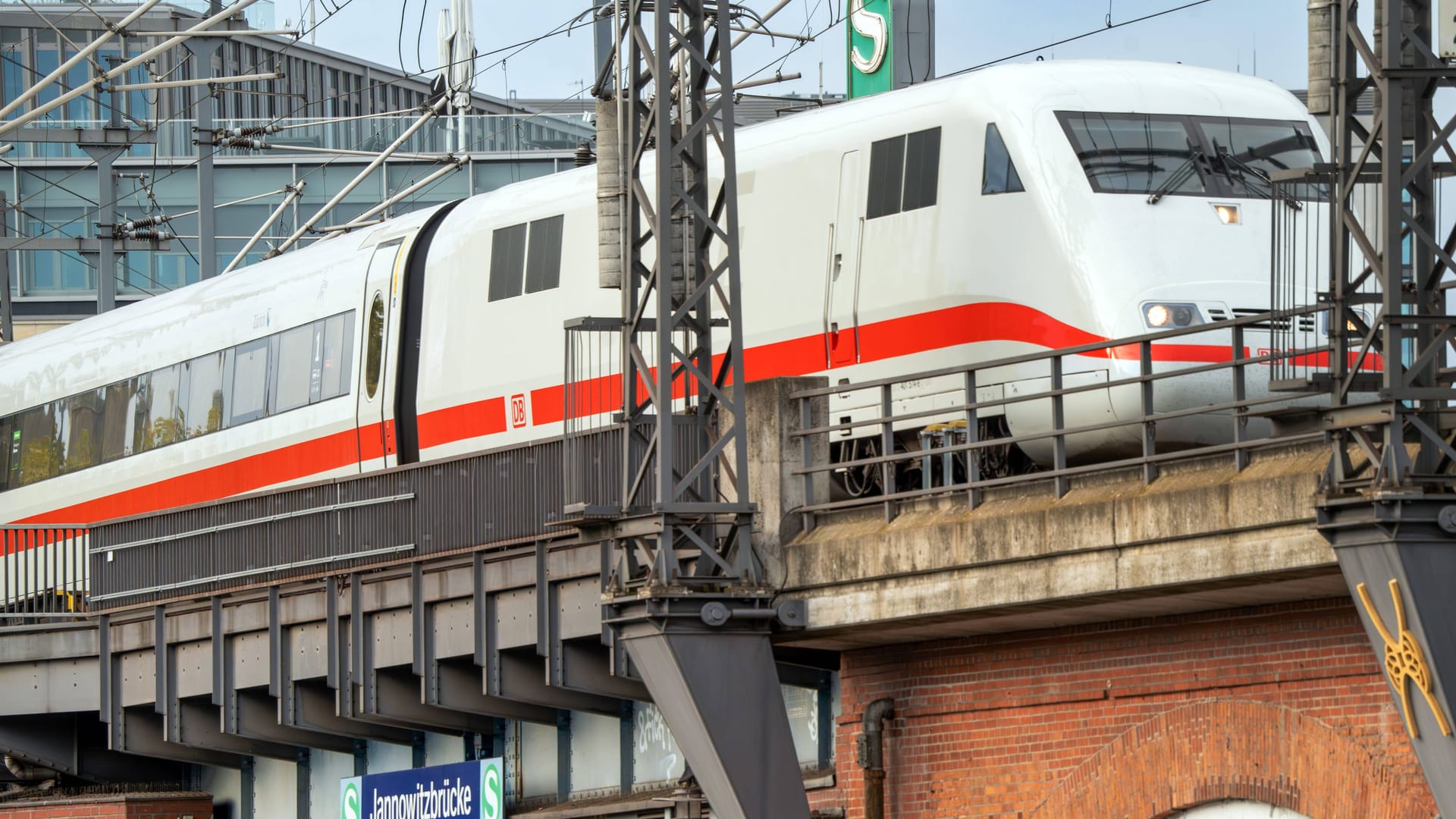 ICE der Deutschen Bahn fährt durch Berlin (Archivbild): Der neue Fahrplan gilt ab Dezember. ICE der Deutschen Bahn fährt durch Berlin (Archivbild): Der neue Fahrplan gilt ab Dezember.