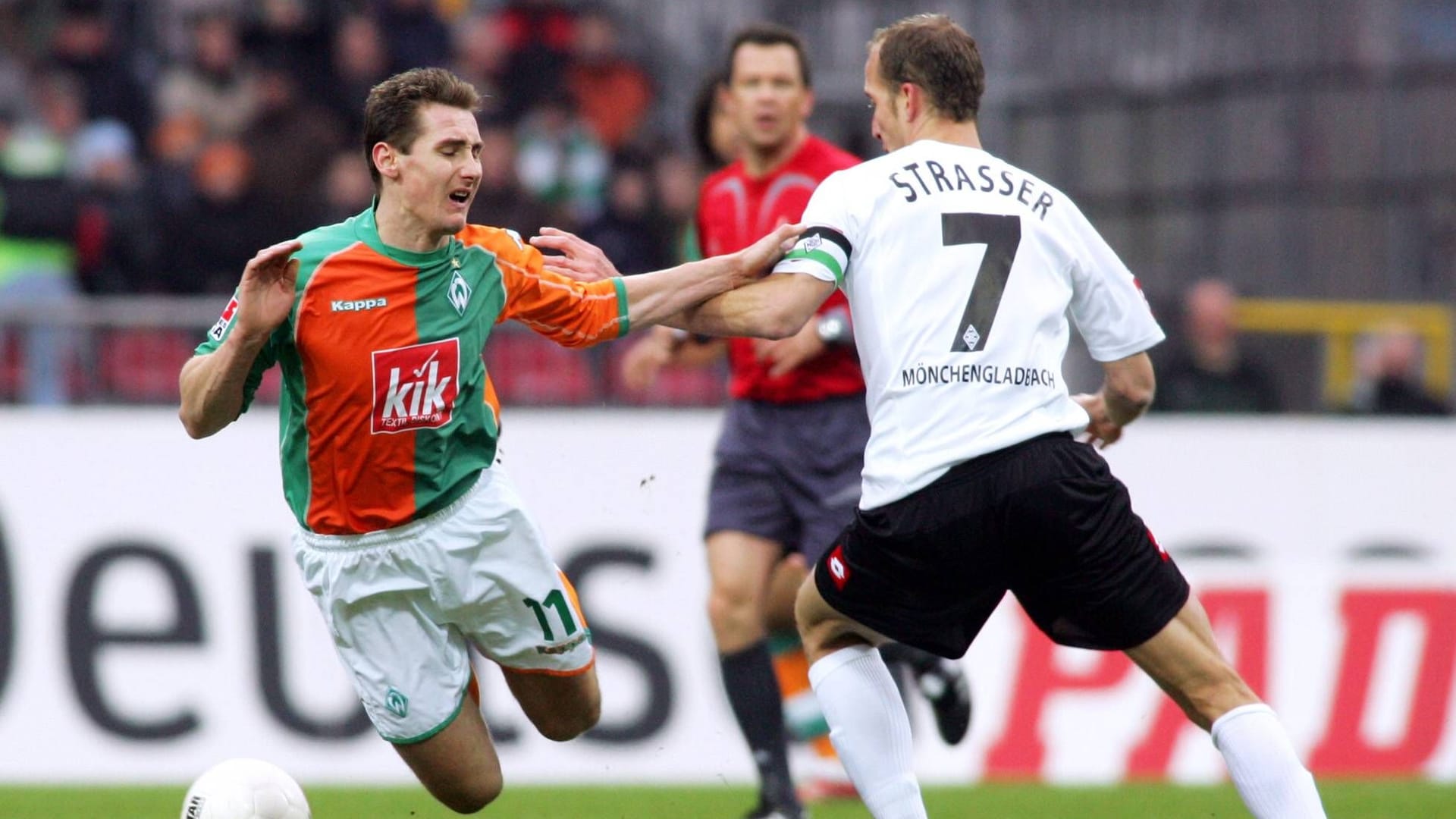Als Spieler war Strasser (r.) für seine kompromisslose Spielweise gefürchtet. Hier bekommt sie Bremens Miroslav Klose in der Saison 2005/06 zu spüren.