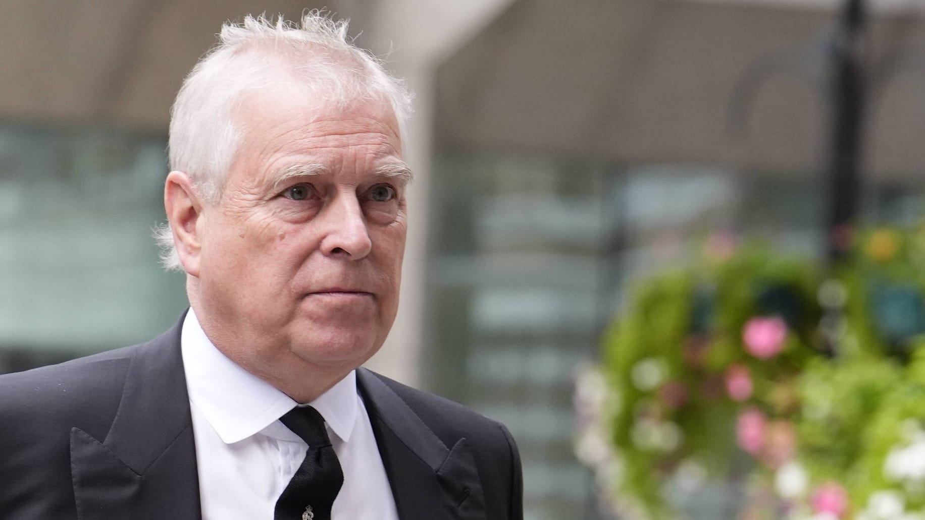 Prinz Andrew: Virginia Giuffres Biografie bringt beschämende Details über den Royal ans Licht.