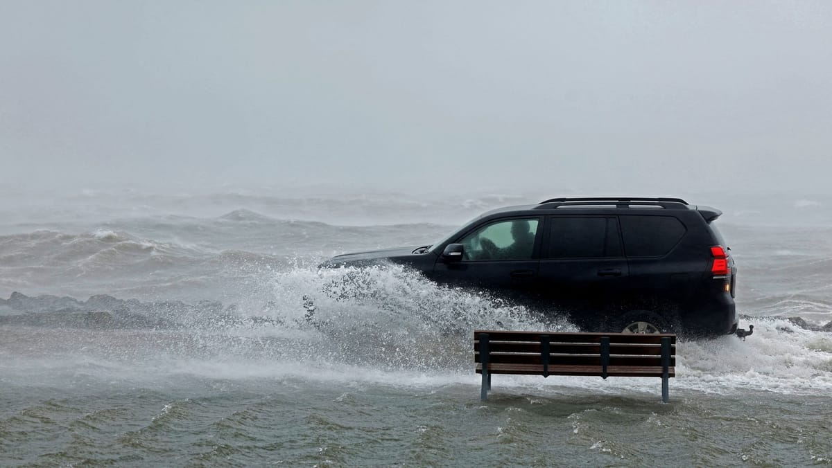Bomba siklonu İrlanda'da yüz binlerce insanı elektriksiz