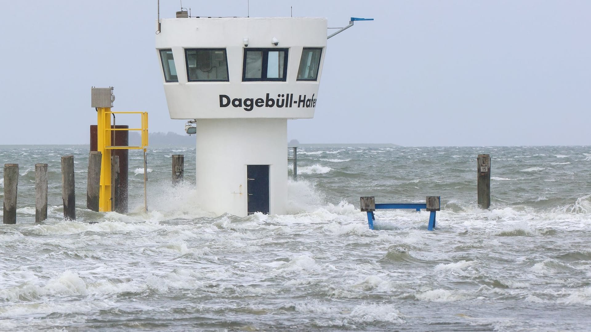 Wellen schlagen an einen Kontrollturm im Hafen: Teile des Fährhafens von Dagebüll wurden von der Sturmflut überflutet. Wellen schlagen an einen Kontrollturm im Hafen: Teile des Fährhafens von Dagebüll wurden von der Sturmflut überflutet.