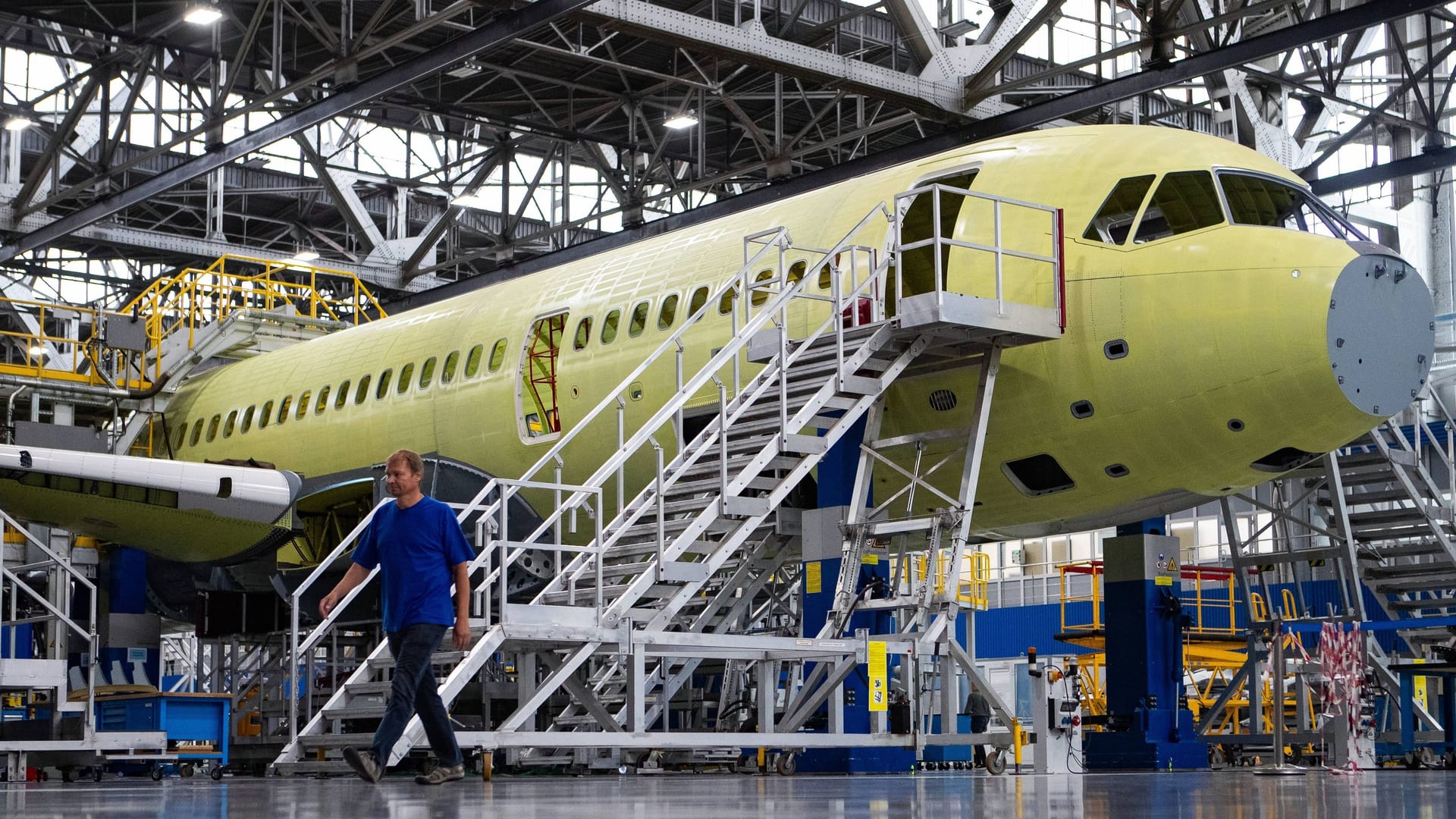 Produktionshalle für das russische Flugzeug MS-21 (Symbolbild): Russland will sich mit dem Flugzeug unabhängig von Airbus und Boeing machen. Produktionshalle für das russische Flugzeug MS-21 (Symbolbild): Russland will sich mit dem Flugzeug unabhängig von Airbus und Boeing machen.