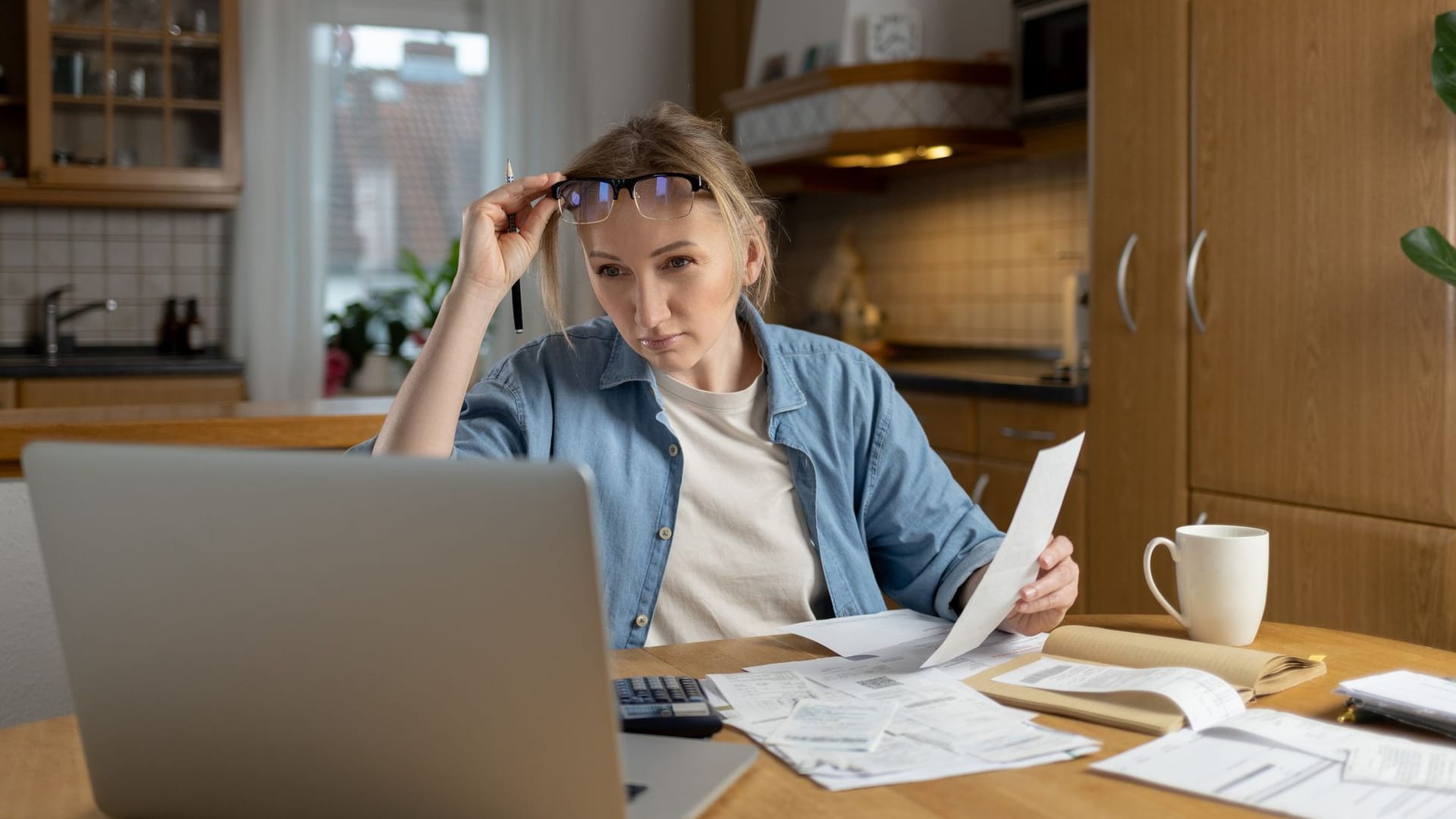 Eine Frau prüft ihre Finanzen (Symbolbild): Die Schuldenwelle rollt wieder. Eine Frau prüft ihre Finanzen (Symbolbild): Die Schuldenwelle rollt wieder.