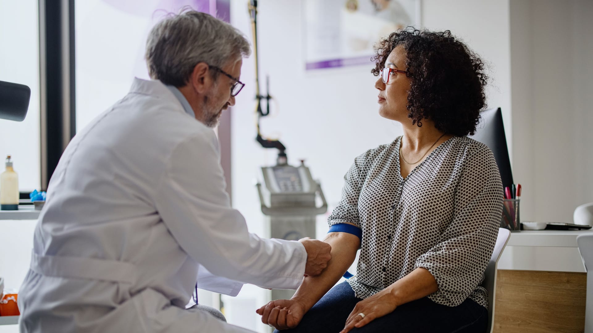 Blutabnahme beim Arzt: Bluttests können die gängige Krebsfrüherkennung verbessern.