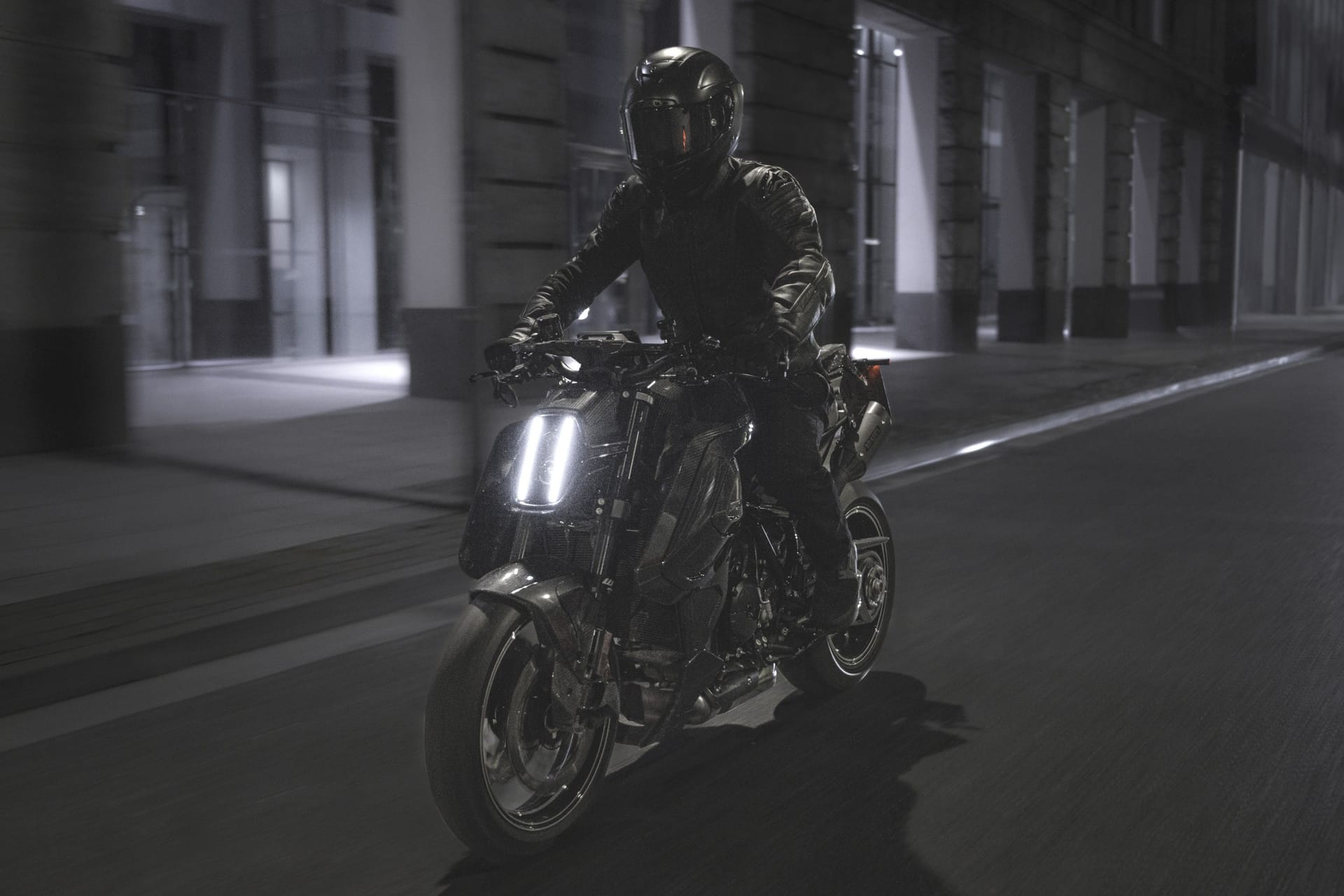 Düster: Brabus und KTM haben mit der 1400 R Signature Edition einen exklusiven Endzeit-Racer aufgelegt Düster: Brabus und KTM haben mit der 1400 R Signature Edition einen exklusiven Endzeit-Racer aufgelegt