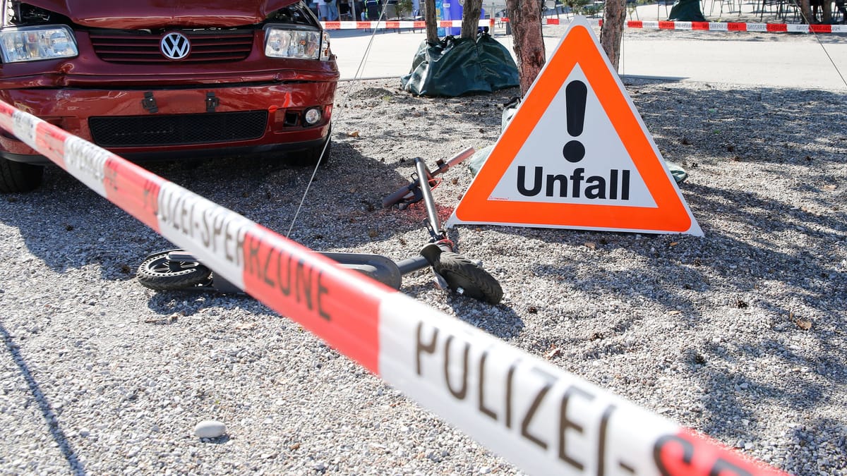 Essen: E-Scooter-Fahrer kollidiert auf Kreuzung mit Auto