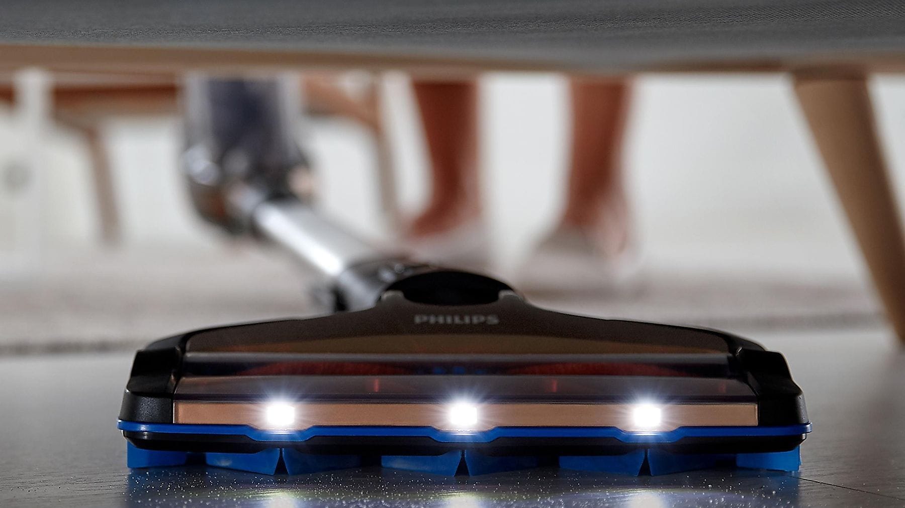 Die beleuchtete Bodendüse und die digitale Anzeige des Akkustands sind sinnvolle Extras des Philips SpeedPro Max. Die beleuchtete Bodendüse und die digitale Anzeige des Akkustands sind sinnvolle Extras des Philips SpeedPro Max.