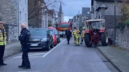 Polizisten, Feuerwehr, Traktor: Ein Unfall in Breinig erregt Aufsehen. Polizisten, Feuerwehr, Traktor: Ein Unfall in Breinig erregt Aufsehen.