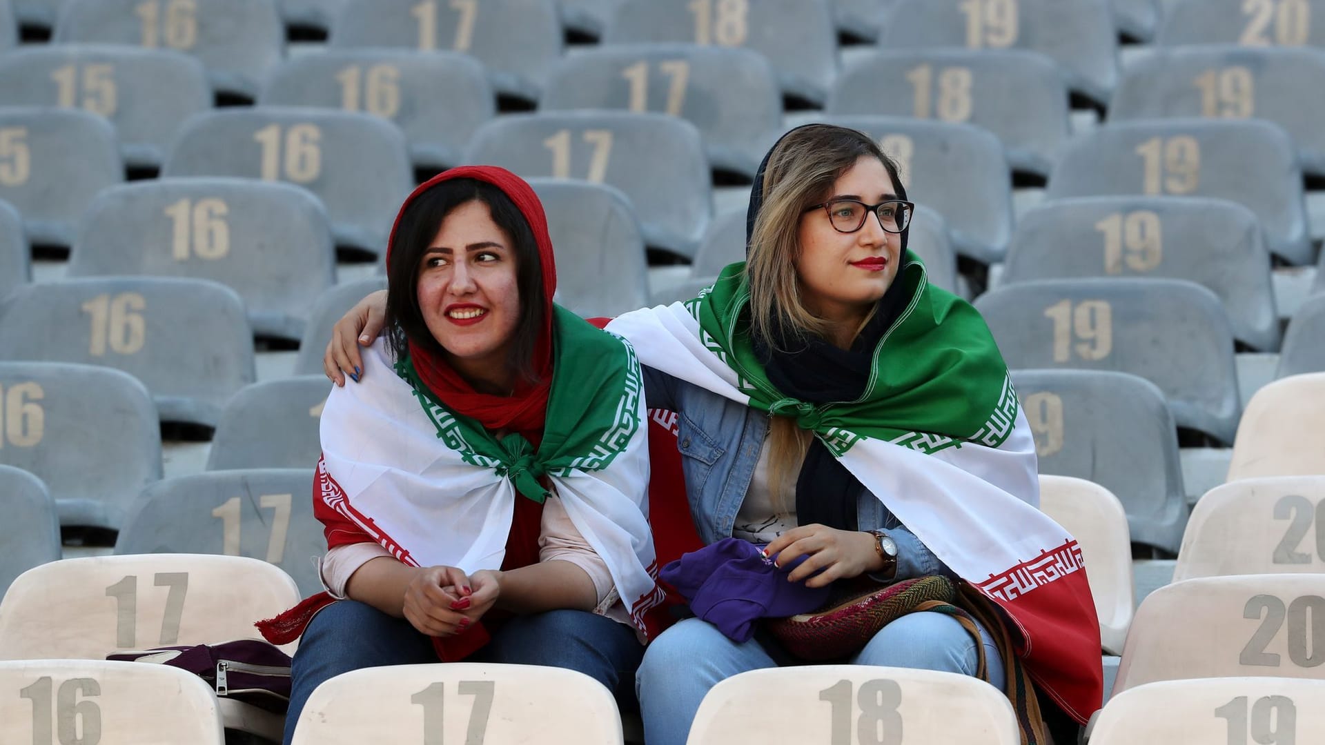 Iranische Frauen in einem Fußballstadion Iranische Frauen in einem Fußballstadion