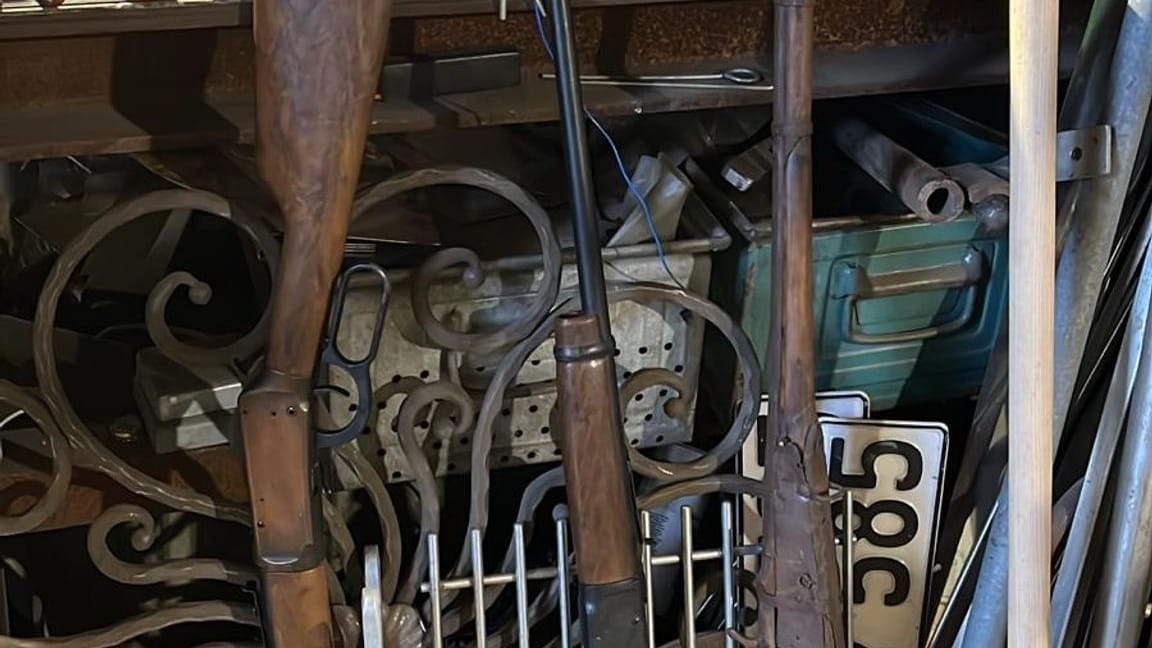 Schusswaffen aus der Sammlung des 77-Jährigen: Die Polizei hat Ermittlungen eingeleitet – und den Staatsschutz eingeschaltet.