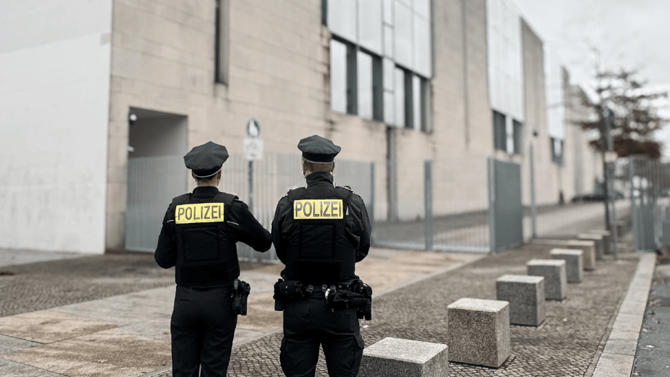 Polizisten stehen am Bundeskanzleramt: Die Aktivisten schrieben das Wort "Täter" an die Fassade. Polizisten stehen am Bundeskanzleramt: Die Aktivisten schrieben das Wort "Täter" an die Fassade.