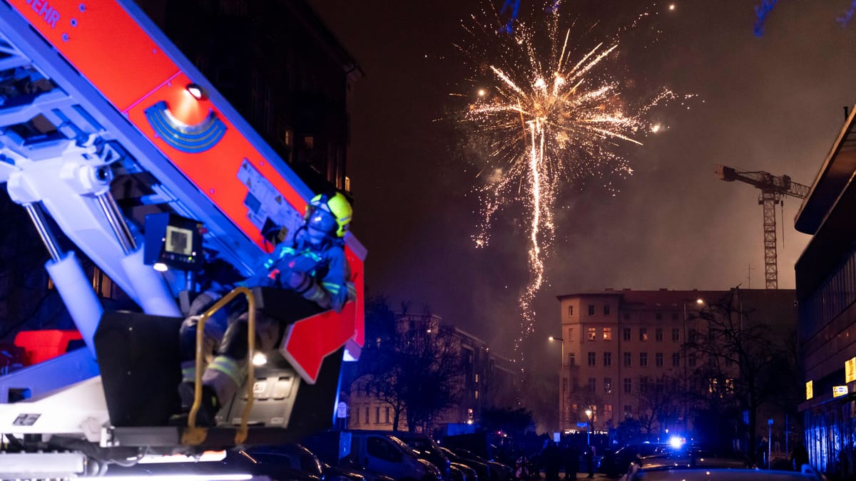 Jugendliche werfen Böller auf Balkon – Wohnung brennt Jugendliche werfen Böller auf Balkon – Wohnung brennt