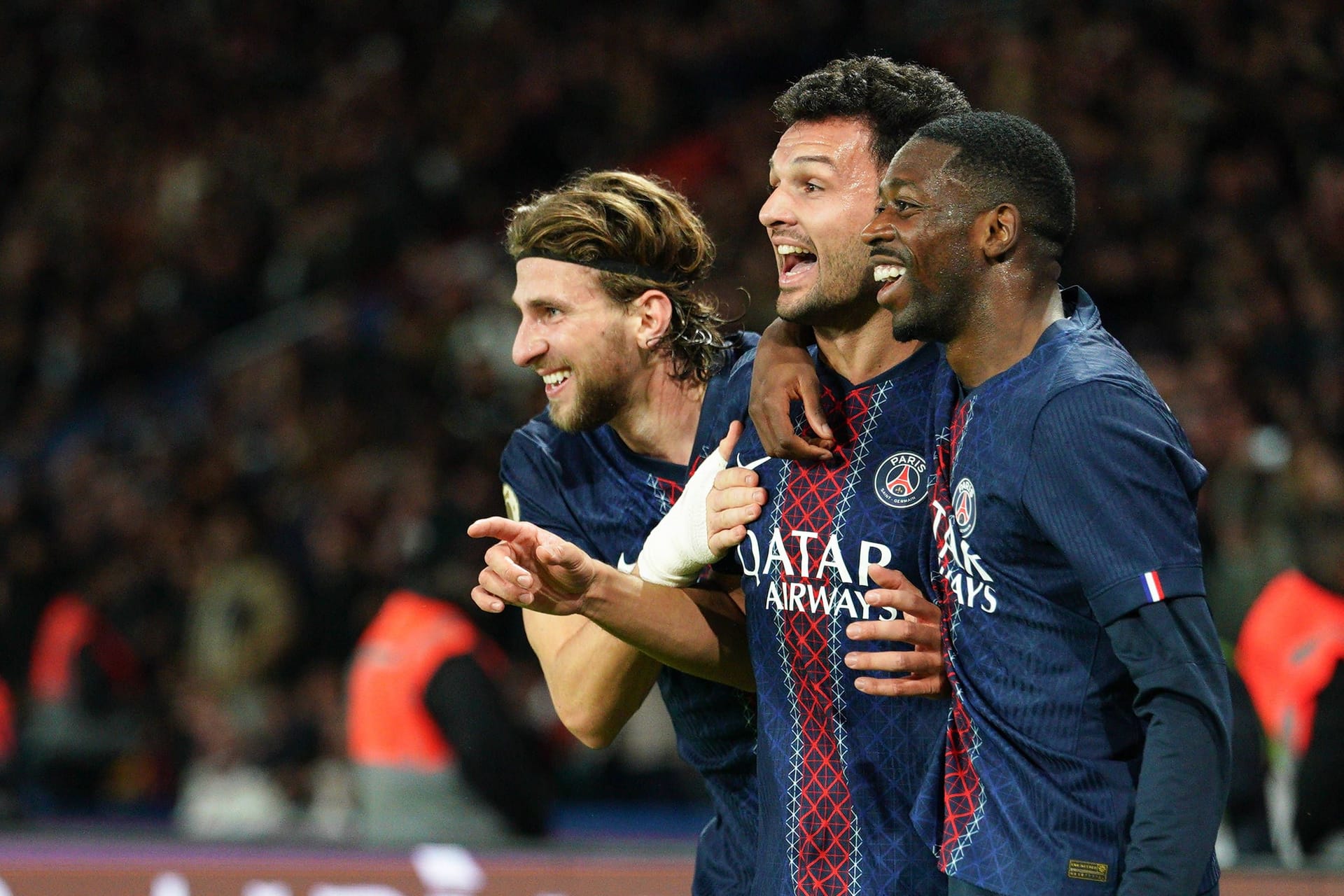 Die Pariser Spieler jubeln: Am Dienstag genießen sie Heimvorteil. Die Pariser Spieler jubeln: Am Dienstag genießen sie Heimvorteil.