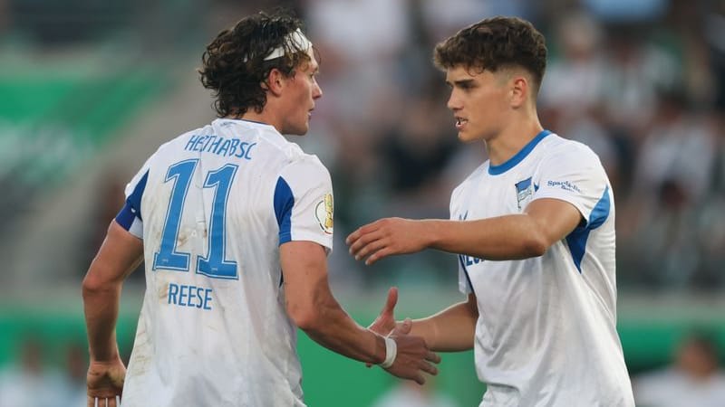 Fabian Reese (Hertha BSC, l.) klatscht mit Mitspieler Janne Eckehardt Berner ab (Archivbild): Der Nachwuchsspieler erhält bei den Berlinern einen Profivertrag.