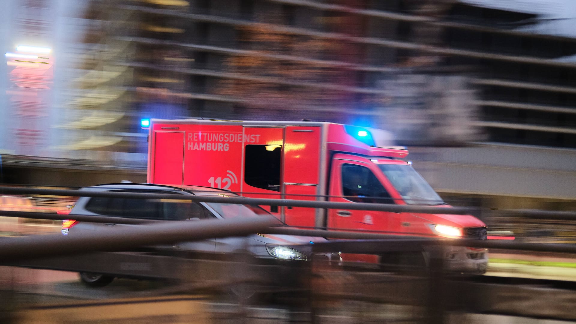 Rettungsdienst der Feuerwehr Hamburg (Archivbild): Eine Seniorin wurde von einem Auto erfasst.