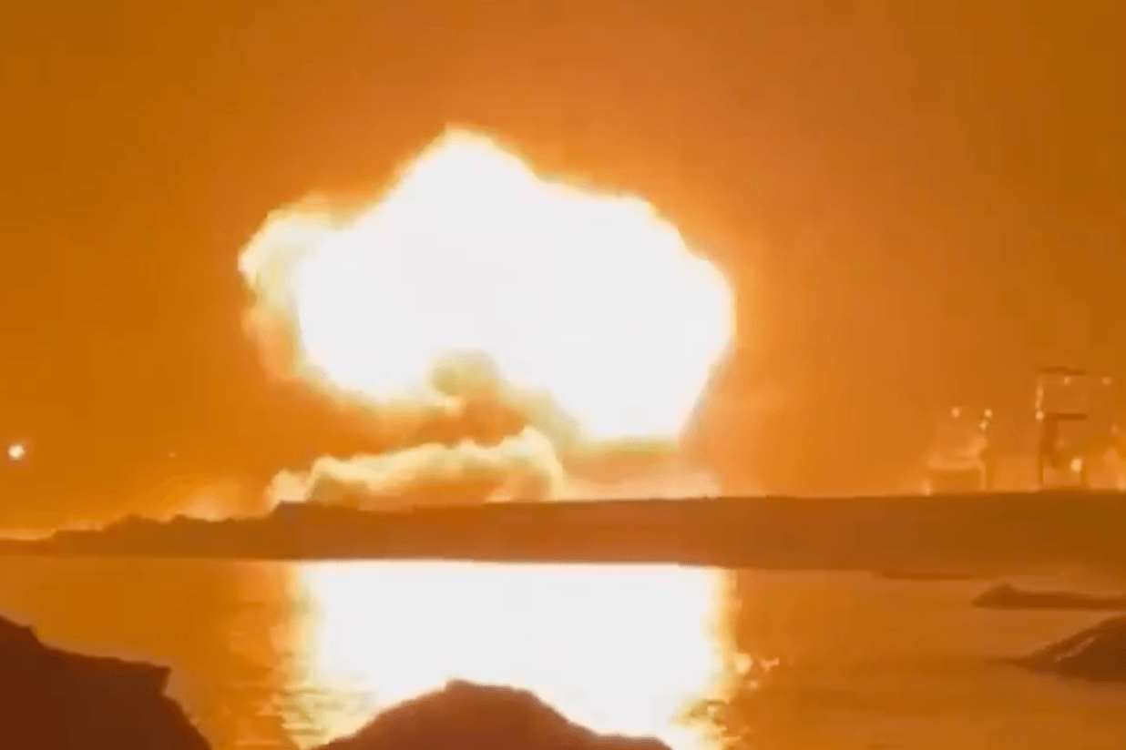 Ein Geschoss schlägt im Hafen von Tuapse ein. Ein Geschoss schlägt im Hafen von Tuapse ein.