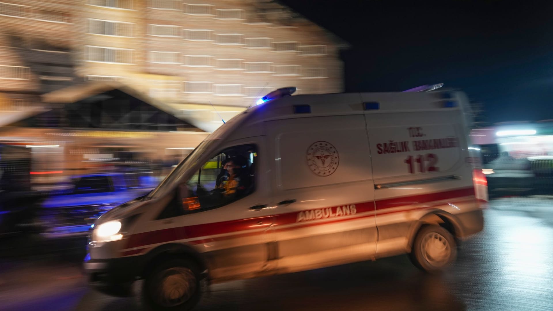 Ein Krankenwagen aus Istanbul (Symbolbild): Auch die Mutter ist nach gestorben – wohl wegen Lebensmittelvergiftung.