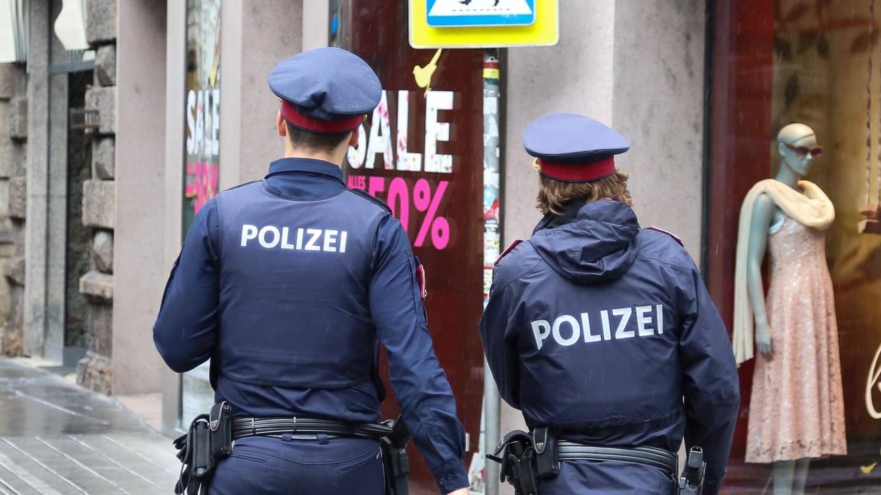 Polizisten in Österreich (Symbolbild): In Österreich wurden eine Mutter und ihre Tochter tot aufgefunden. Polizisten in Österreich (Symbolbild): In Österreich wurden eine Mutter und ihre Tochter tot aufgefunden.