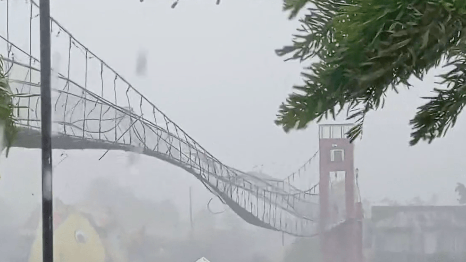 Taifun "Fung-Wong" auf den Philippinen: Eine Brücke ist während des Sturms unpassierbar.