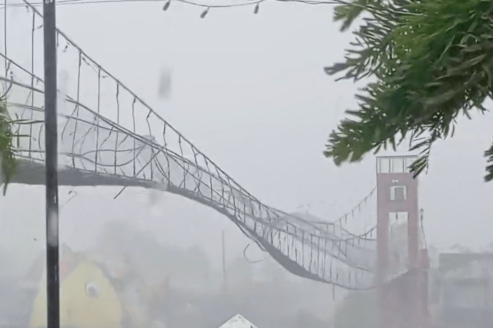 Taifun "Fung-Wong" auf den Philippinen: Eine Brücke ist während des Sturms unpassierbar.