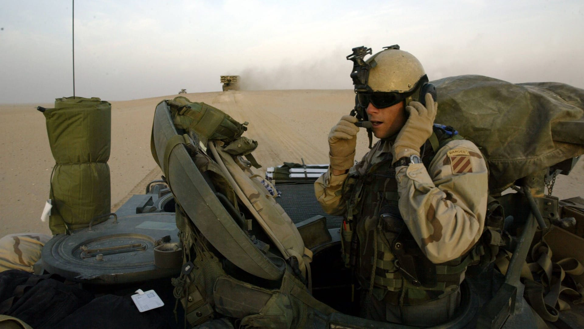 März 2003: US-Soldaten fahren mit Panzern durch die irakische Wüste.